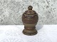 Bornholmsk 
keramik, 
Hjorth, Lille 
lågkrukke med 
ornamenter på 
siden, 12,5cm 
høj *Pæn stand*