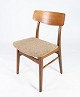Spisestuestol i 
teak og lyst 
stof af dansk 
design fra 
1960erne. 
Stolen er i 
flot brugt 
stand. ...