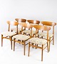 Sæt af seks 
spisestuestole 
i teak og 
polstret med 
mønstret stof 
af dansk design 
fremstillet af 
...