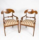 Sæt af to 
armstole af 
mahogni og 
polstret med 
stribet stof 
fra 1860erne. 
Stolene er i 
flot antik ...