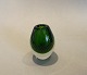 Vase i klart 
glas med grønt 
underlag og 
bobler
Holmegård 
eller finsk 
glasværk
H: 11,5 cm
God ...