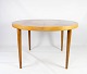 Spisebord i 
lyst træ med to 
udtræksplader, 
designet af 
Omann Junior 
fra 1960erne. 
Bordet er i ...