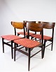 Sæt af fire 
spisestuestole 
I palisander 
polstret med 
rødt stof, af 
dansk design 
fra 1960erne. 
...