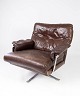 Denne lænestol 
i patineret 
brunt læder og 
stel i metal er 
et tidløst 
møbelstykke 
designet af den 
...