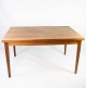 Spisebord i 
teak med 
tillægsplader, 
designet af 
Henning 
Kjærnulf fra 
1960erne.  
Bordet er i 
flot ...