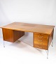 Dette 
skrivebord er 
et eksempel på 
dansk design 
fra 1970'erne 
og er 
fremstillet af 
teaktræ, ...