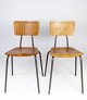 Et sæt af to 
skrivebordsstole 
i teak, af 
dansk design 
fra 1970'erne, 
repræsenterer 
en æra af ...