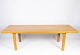 Sofabord i eg 
af dansk design 
fra 1960erne. 
Bordet er i 
flot brugt 
stand. 
H - 50 cm, B - 
165 ...