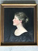 Ubekendt 
kunstner (19/20 
årh):
Profil portræt 
af ung kvinde i 
sort udringet 
kjole med rouge 
og ...