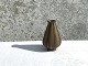 Keramik vase, 
med tynde 
glasurstriber, 
9,5cm høj, 7cm 
i diameter, 
Usigneret 
*Perfekt stand*