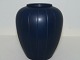 Ipsen keramik, 
mørkeblå vase 
med riller.
Dekorationsnummer 
60.
Designet af 
Axel ...