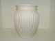 Hjorth keramik 
fra Bornholm, 
stor hvid vase 
med riller.
Dekorationsnummer 
291.
Højde 20,5 ...