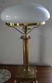 Skivebordlampe 
eller bordlampe 
i messing fra 
1930'erne med 
mælkehvid 
glasskærm på 
kvadratisk fod 
...