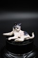 Lille porcelæns 
kat fra Dahl 
Jensen.
Dekorations 
nummer: DJ 
1005. 1.sort. 
H:6,5cm. 
L:14cm.
Er ...