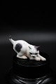 Lille porcelæns 
kat fra Dahl 
Jensen.
Dekorations 
nummer: DJ 
1013. 1.sort. 
H:6,5cm. 
L:12cm.
Er ...