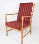 Denne armstol i 
egetræ med 
hynder 
betrukket med 
rødt stribet 
stof er et 
vidunderligt 
eksempel på ...