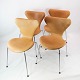 Dette sæt af 
fire Syver 
stole, også 
kendt som Model 
3107, er et 
eksempel på 
dansk design af 
Arne ...