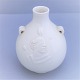 Jais Nielsen 
for Royal 
Copenhagen; 
Lille vase af 
porcelæn 
#20569. 
Dekoreret med 
hvid glasur. 
...