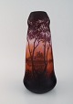 Daum Nancy, 
Frankrig. Stor 
antik vase i 
mundblæst 
kunstglas 
dekoreret med 
sølandskab og 
træer. ...