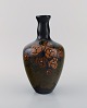 Arnhem, 
Holland. Antik 
art nouveau 
vase i glaseret 
keramik med 
håndmalede 
blomster og 
bladværk. ...