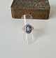 Vintage ring i 
sølv med 
facetslebet blå 
sten
Stemplet 830s
Ringstørrelse 
54