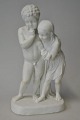 Bing & Grøndahl 
bisquit figur 
af to børn, 19. 
årh. København, 
Danmark. 
Stemplet. H.: 
18,5 cm. 