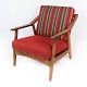 Armstol i eg og 
polstret med 
rødt stof, 
designet af H. 
Brockmann 
Pedersen fra 
1960erne.Stolen 
er ...
