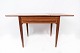 Sidebordet med 
klapper, 
fremstillet i 
teak af dansk 
design af 
Silkeborg 
Møbelfabrik i 
1960'erne, ...
