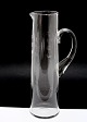 Høj slank 
glaskande med 
enkelte 
slibninger og 
rundslebet 
bund. Højde 33 
cm. Fin stand. 
Pris: 375 kr.