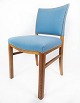 Spisestuestol 
med ben af lys 
mahogni og 
polstret med 
lyseblåt stof 
af dansk design 
og ...