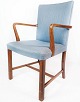 Armstol i 
mahogni og 
polstret med 
lyseblåt stof 
fremstillet af 
Fritz Hansen. 
Stolen er i 
flot ...