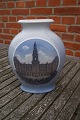 Royal 
Copenhagen 
porcelæn. 
Kongelig 
porcelæn.
Stor oval vase 
nr. 3355 i 1. 
sort. og i 
perfekt ...