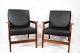 Et par 
hvilestole i 
poleret træ og 
sort klassisk 
læder af dansk 
design fra 
1960erne. 
Stolene er ...