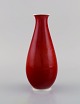 Thorkild Olsen 
for Royal 
Copenhagen. 
Vase i rød og 
hvid porcelæn. 
1920'erne.
Måler: 18,5 x 
8,3 ...