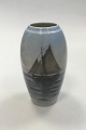 Bing & Grøndahl 
Art Nouveau 
Vase med 
sejlskib No 
8352. Måler 18 
cm(7 3/32 in.)