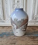 B&G vase 
dekoreret med 
bindingsværks 
huse 
No. 1302/6238, 
1. sortering
Højde 18 cm.