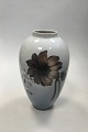 Royal 
Copenhagen Vase 
No 2660/1099 
med Rødbrune og 
Hvide Blomster. 
26 cm H. 
1.Sortering. I 
fin ...