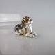 Figur i 
porcelæn med 
motiv af en 
liggende Beagle 
nr. 2565
Produceret af 
Bing og 
Grøndahl
2. ...