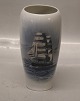 Kgl. 4570  
Marine Vase med 
sejlskib 17 cm  
fra  Royal 
Copenhagen I 
hel og fin 
stand
