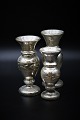 3 små 1800 tals 
vaser i 
fattigmandssølv 
(Mercury silver 
glass) 
med fin 
patina. Højde: 
11,5cm. ...