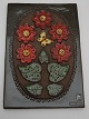 Jie-Keramik, 
Relief med Røde 
blomster. 
Design Aimo. 
Formnr. 851. 
28,5 x 20 cm. 
Pris: 350 ...