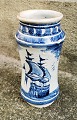 Spansk 
Albarello 
hvidglaseret 
krukke i 
fajance med 
blåt tekst samt 
motiv af spansk 
galleon ...