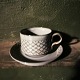 Bing & Grøndahl 
KRONJYDEN / 
NISSEN:  
Kaffekop med 
underkop i 
keramik. Dækket 
af grå glasur. 
...