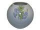 Bing & Grøndahl 
kuglerund vase 
med lyseblå 
blomster.
Af 
fabriksmærket 
ses det, at 
denne er ...