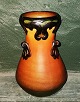 Vase i keramik 
fra P. Ipsen, 
Købehavn. 
Orange med 
sorte 
dekoration i 
relief. 
Fremstillet 
omkring ...