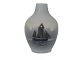 Royal 
Copenhagen mini 
vase med skib.
Af 
fabriksmærket 
ses det, at 
denne er 
produceret i 
...