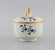 Antik tysk 
sukkerskål i 
håndmalet 
porcelæn med 
blomster og 
guldkanter. 
Lågknop 
modeleret som 
...