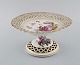 Antik Meissen 
opsats i 
gennembrudt 
porcelæn med 
håndmalede 
blomster, 
insekter og 
gulddekoration. 
...