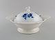 Antik Meissen 
lågterrin med 
hanke i 
håndmalet 
porcelæn. Blå 
blomster og 
sommerfugle. 
Sent ...