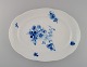 Stort ovalt 
Meissen fad i 
håndmalet 
porcelæn. Blå 
blomster og 
sommerfugle. 
Sent 
1800-tallet. 
...